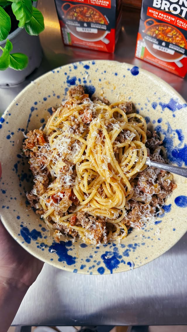 Instagram post by @feelingtastyy for OXO. Caption reads: [...] this slow cooked bolognese sauce using....