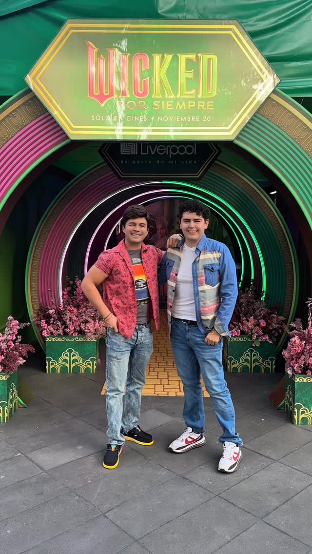 Instagram post by @pako.cedillo for Liverpool. Caption reads: 🩷💚 ¡Experiencia gratis WICKED en México!....