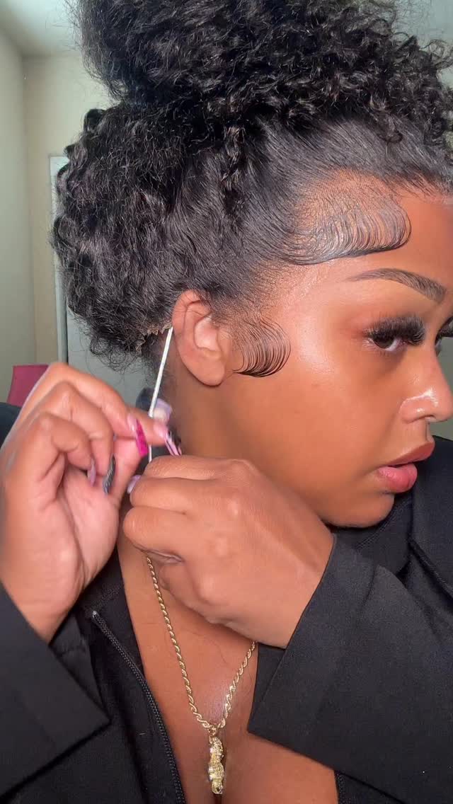 Instagram post by @ibeatthatface for WigFever. Caption reads: This hair from @wigfever ateee 😍

#wigfever....