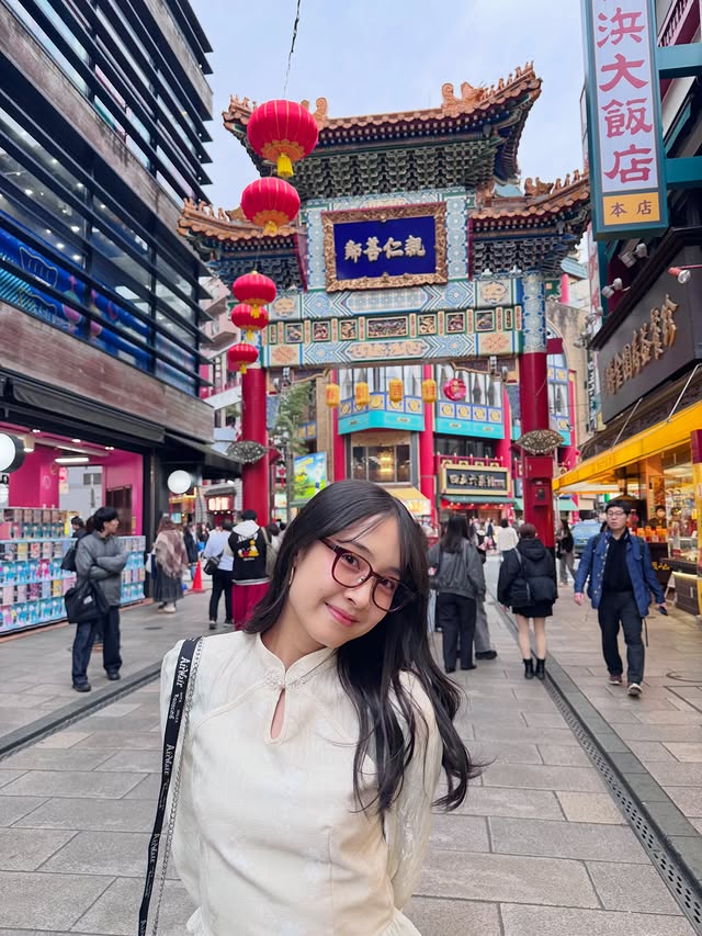Instagram post by @erika_ebisawa for Owndays. Caption reads: [...] ke china 3 tahun yg lalu, lucu kan??....
