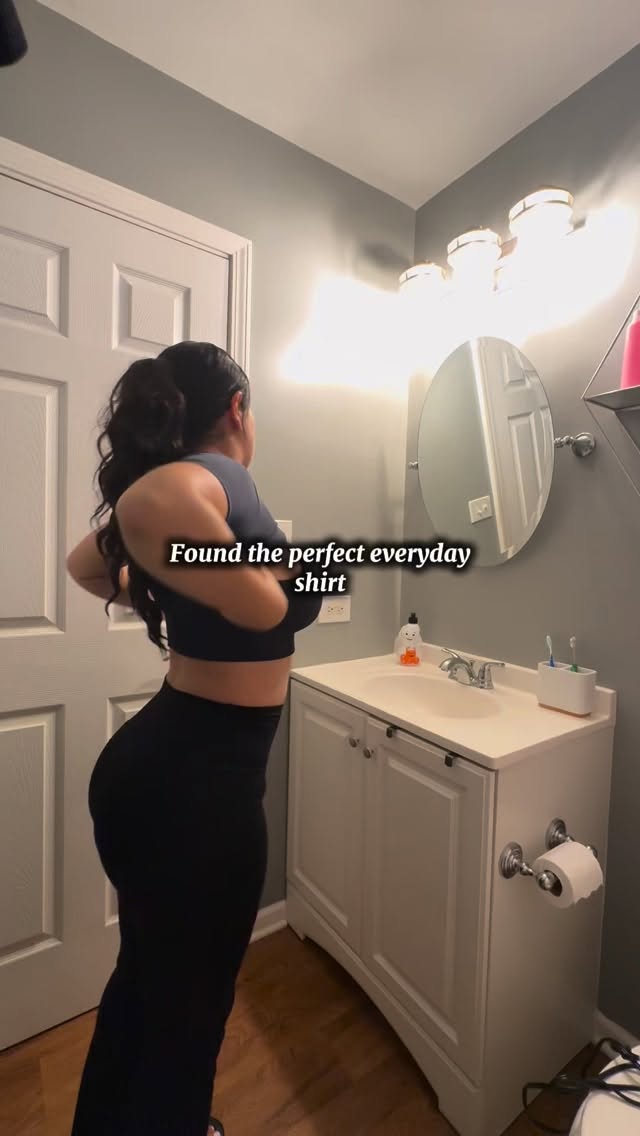 Instagram post by @s.uzie.m for Underoutfit. Caption reads: @underoutfit T-shirt in the color Navy 🫶🏻 [...].