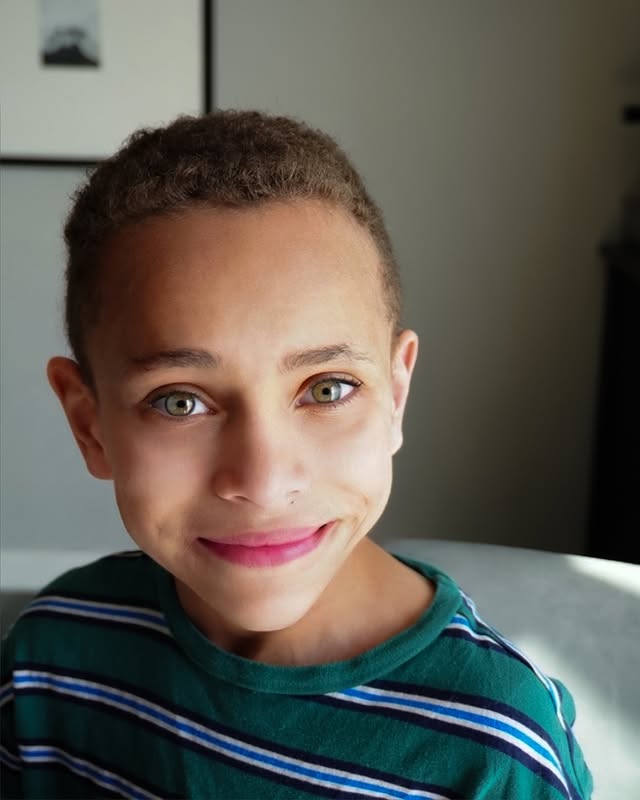 Instagram post by @ashleyimperfect for Cantu Beauty. Caption reads: [...] #Complimentary #Cantu #FeelWeightless....