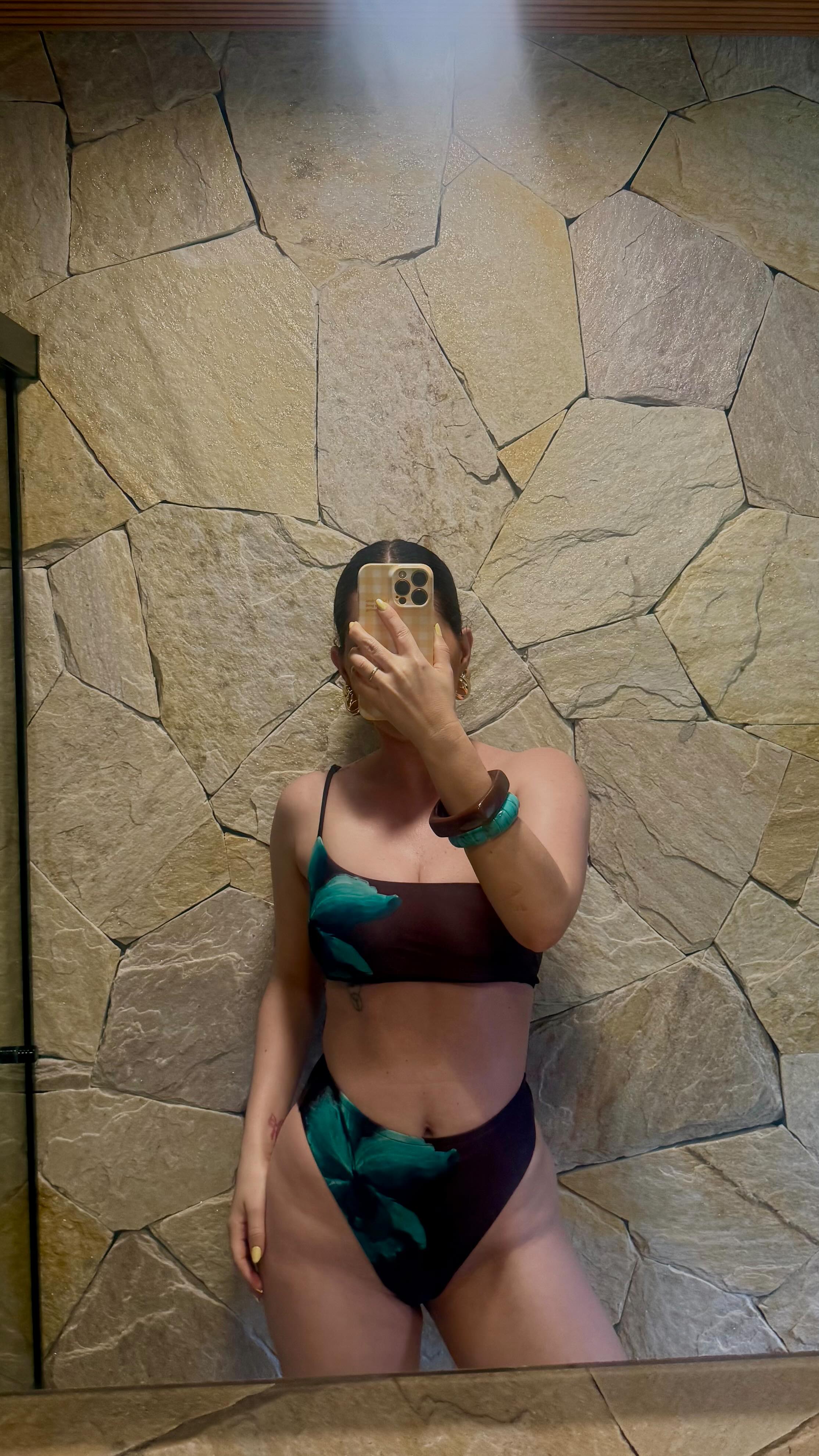 Instagram post by @rafasampaiio for Riachuelo. Caption reads: Looks para o réveillon na @riachuelo....