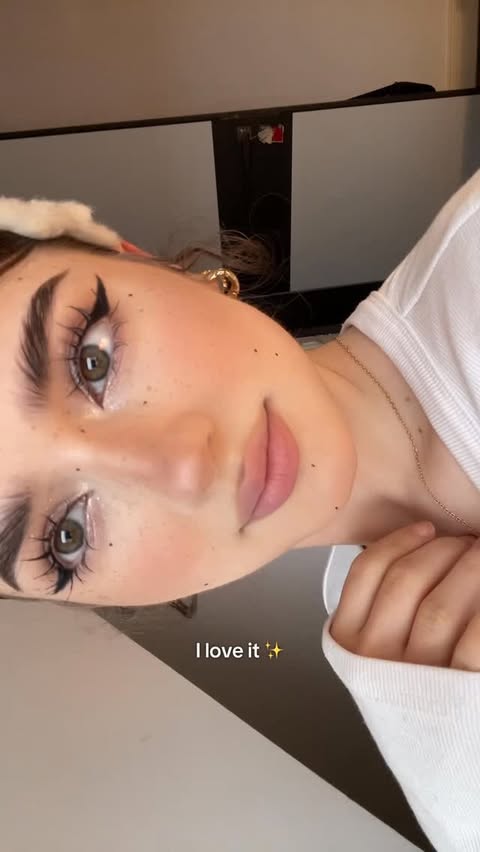 Instagram post by @australialix for Florasis. Caption reads: [...] for a discount on @yesstyle 🌱....