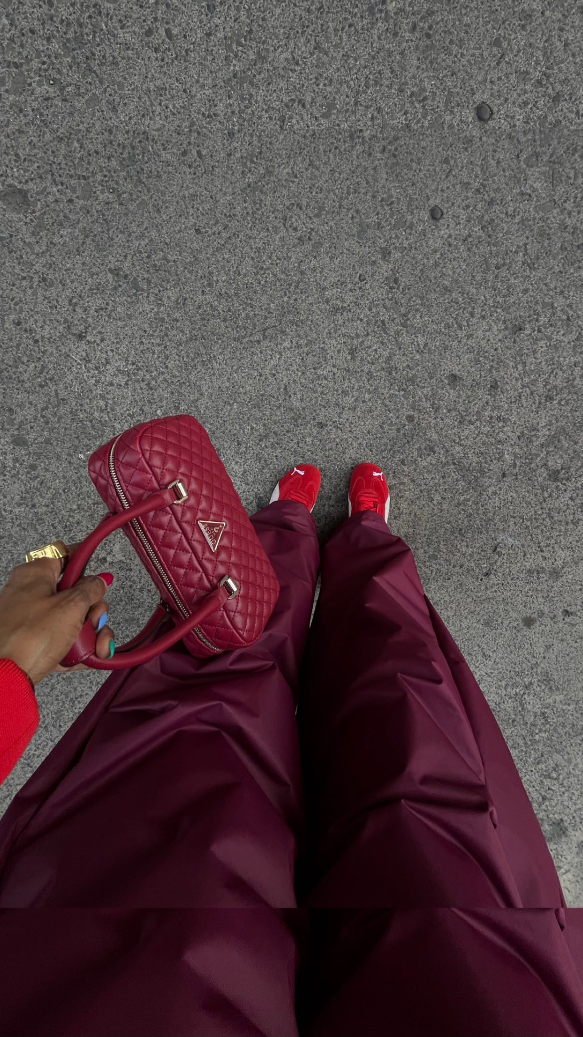 Instagram post by @kemwberly for Desigual. Caption reads: detenida por servir 😇 

falda: @desigual.