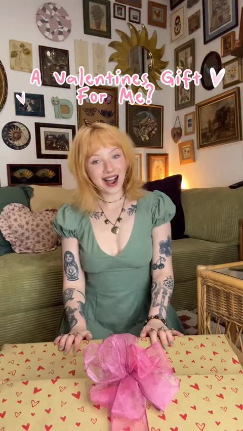 Instagram post by @lauren.samanthaa for Snoopy and The Peanuts Gang. Caption reads: What Snoopy gifts are you going to surprise your....