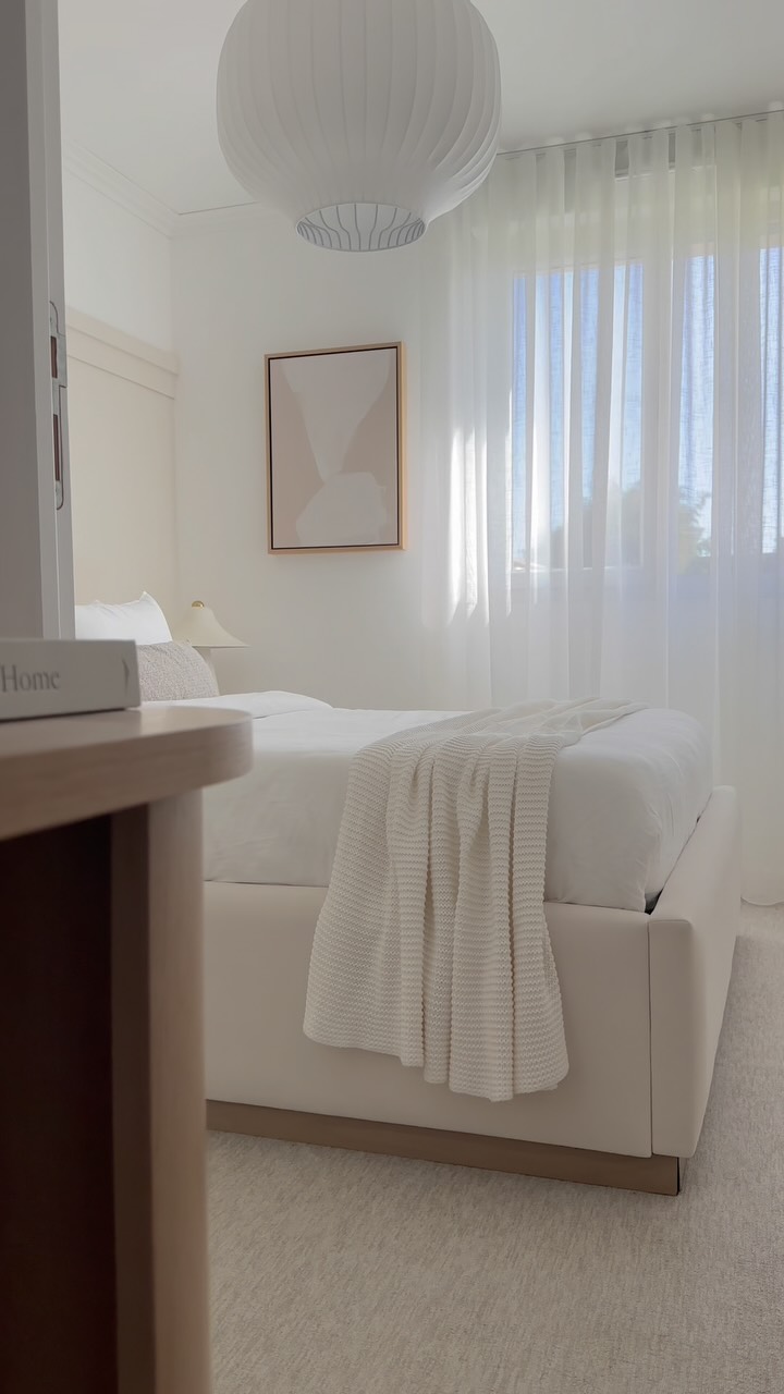 Instagram post by @oummi_interior for Westwing. Caption reads: Petite chambre, mais elle a tout ce qu’il faut 🤩....