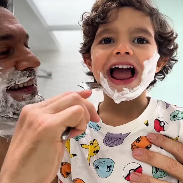 Instagram post by @jossenarvaezm for Oral-B. Caption reads: Nos observan en silencio, cada paso, cada....