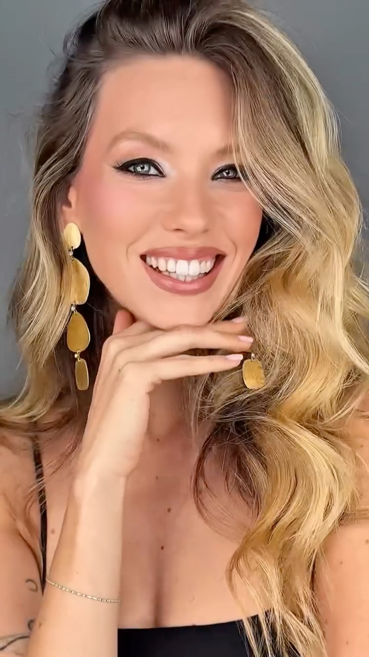 Instagram post by @yasinsefik for Bobbi Brown Cosmetics. Caption reads: Gözlerin tüm ilgiyi toplasın!
Dumanlı gözler,....