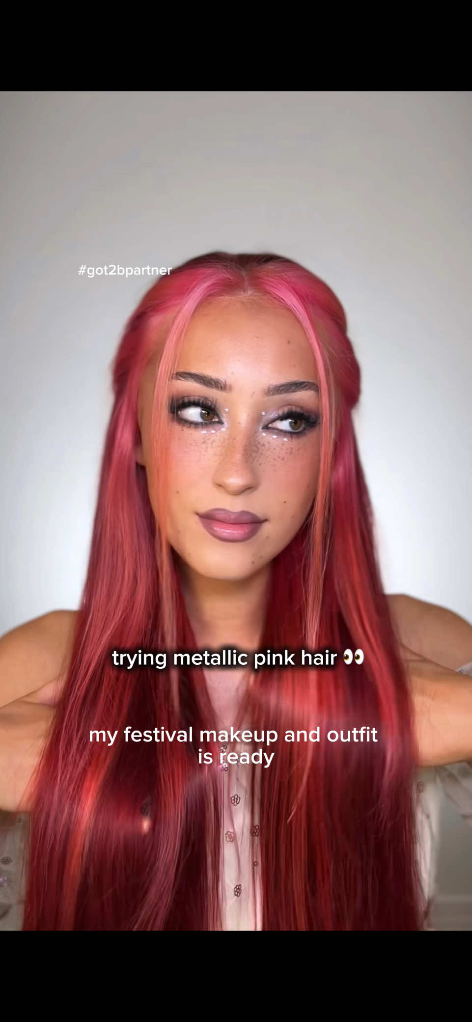 TikTok post by @alexluvsmakeup for Krosse Kerle Kartoffelchips. Caption reads: #got2bpartner @got2bUSA Metallics™ in Pink Passion....