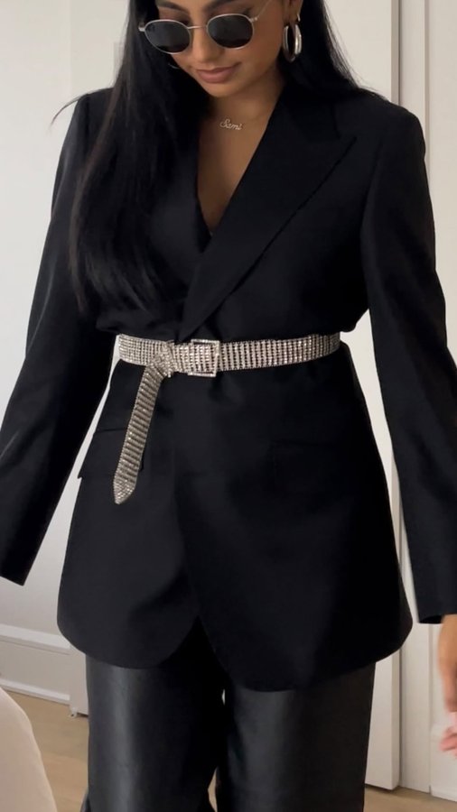 Instagram post by @safinaaaslam for Clearly. Caption reads: [...] no one ever. Find eye-catching deals at....