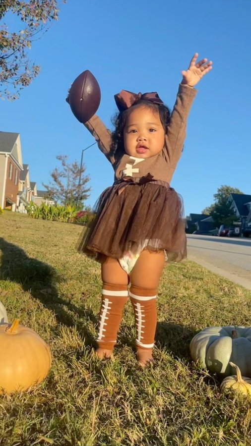 Instagram post by @yuiarnold for Hello Bello. Caption reads: It’s a #HelloBelloween at the Arnold’s!....