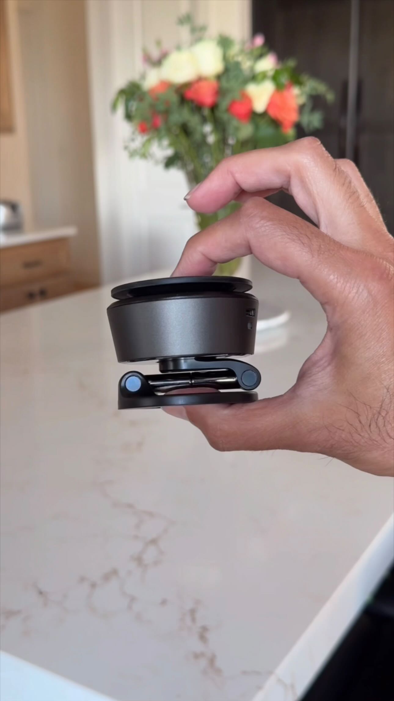 Instagram post by @simplysalfinds for LISEN. Caption reads: Mounts like nothing else I’ve tried 🤯....