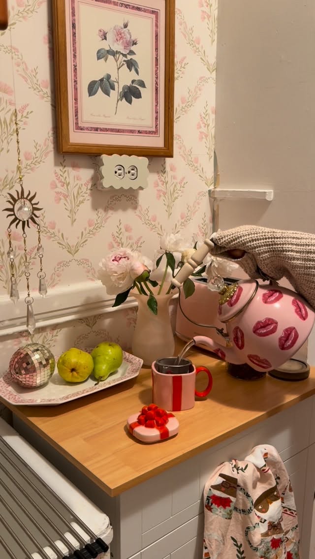 Instagram post by @danniellajoy for Hatch. Caption reads: soft light via @hatchforsleep. holiday tea....