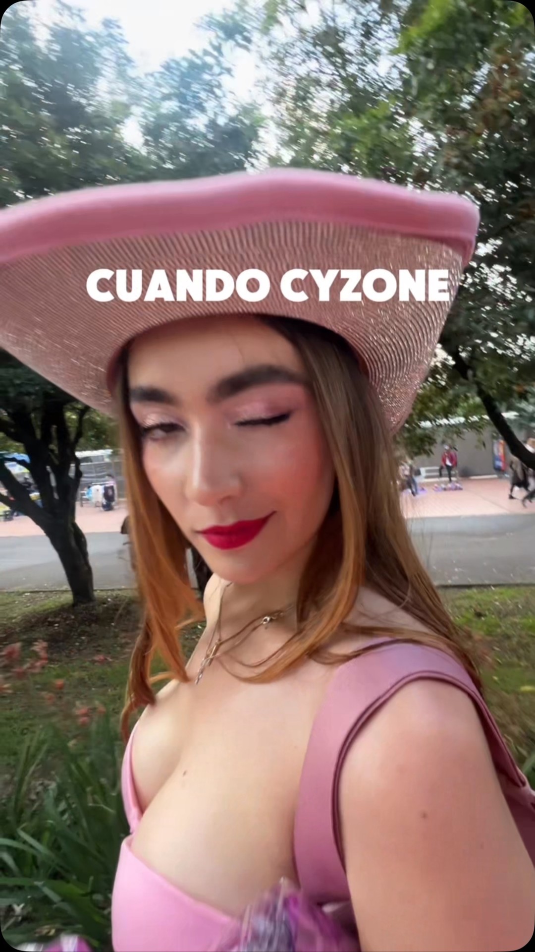 Instagram post by @laurabttg for Cyzone. Caption reads: Ahora sí quedó mega comprobado que los labiales de....