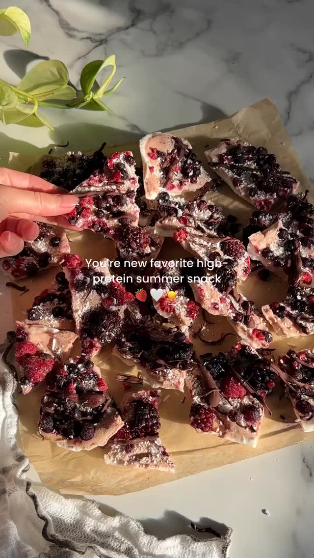 Instagram post by @fitandfedbysteph for NAKED nutrition. Caption reads: [...] and stir in 2 scoops of @nakednutrition....