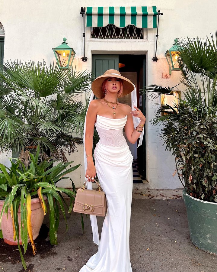 Instagram post by @sosazerafa for Mvintage. Caption reads: [...] with this dress.. and the gold....