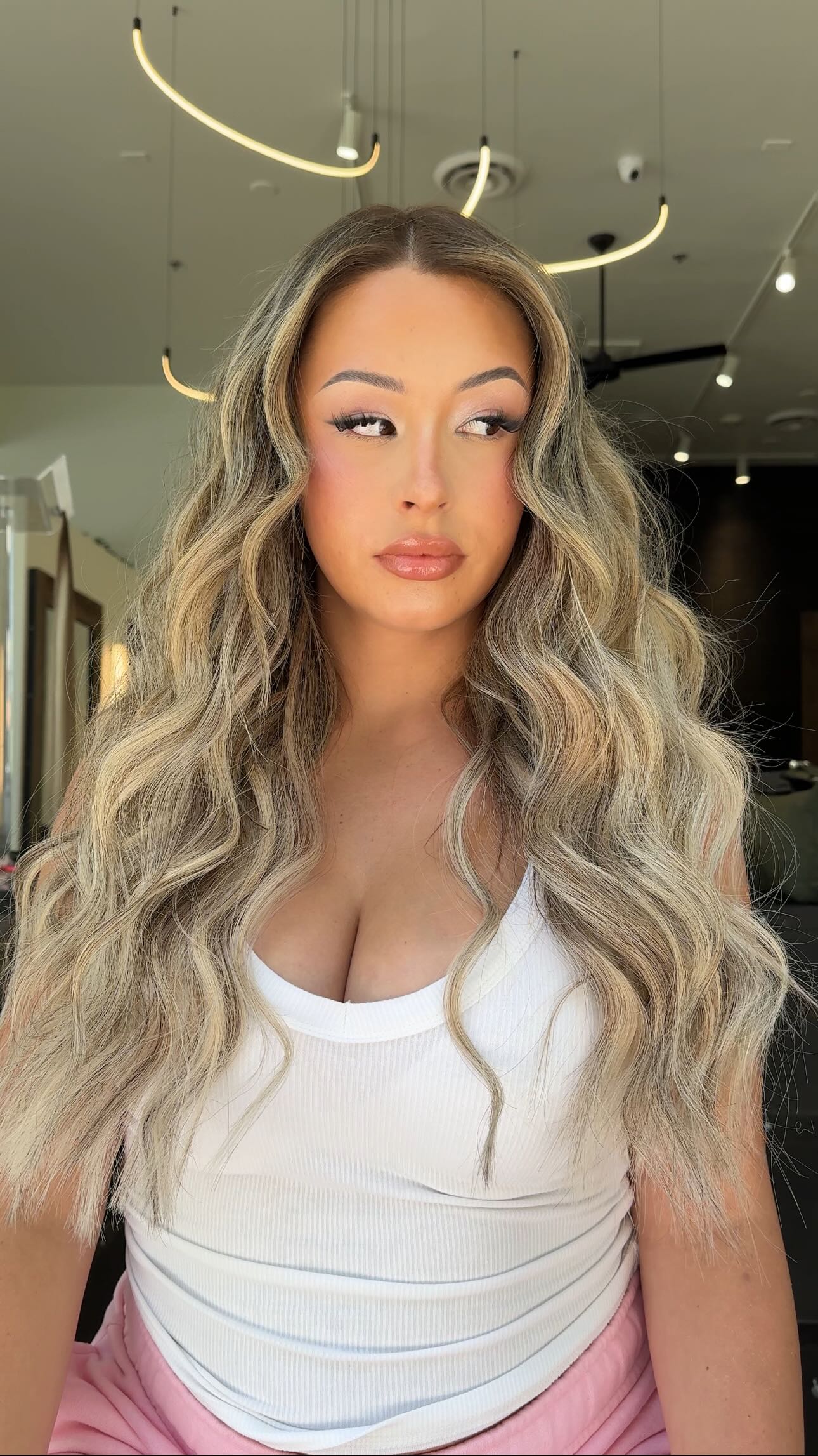 Instagram post by @antestradahair for Donna Bella Hair. Caption reads: [...] is LOUD 👌🏽

Shade #4/22/80 in....