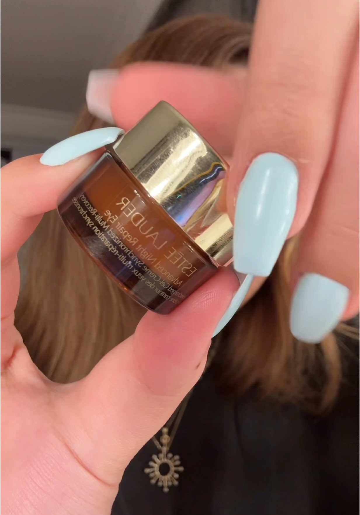 TikTok post by @yasminbalta for Estée Lauder. Caption reads: Kullandığım ürünler🩵👇🏼 Tonic....