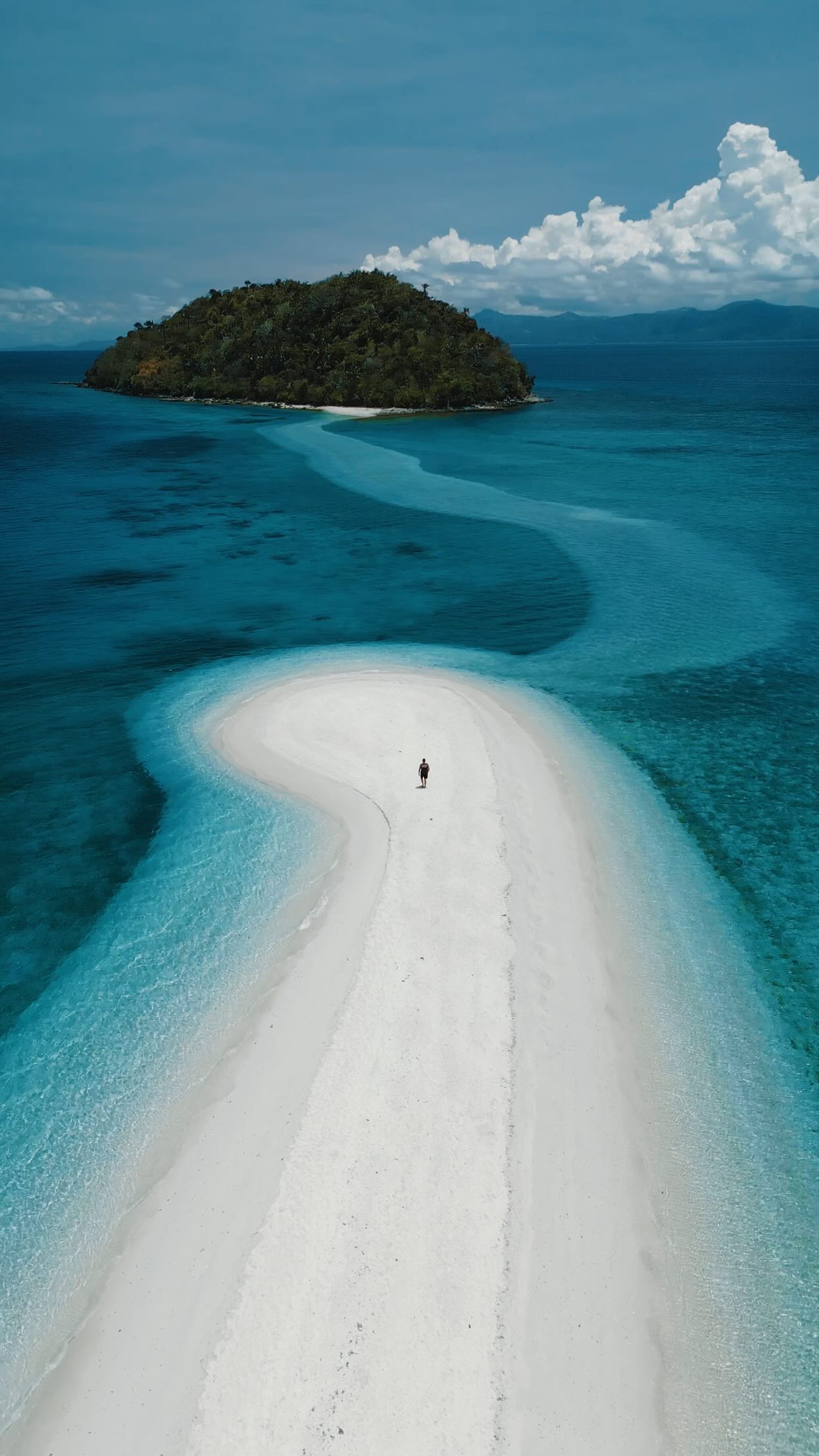 Instagram post by @nicko.stark for Discover Earth. Caption reads: Two Philippine beaches ranked among the best in....