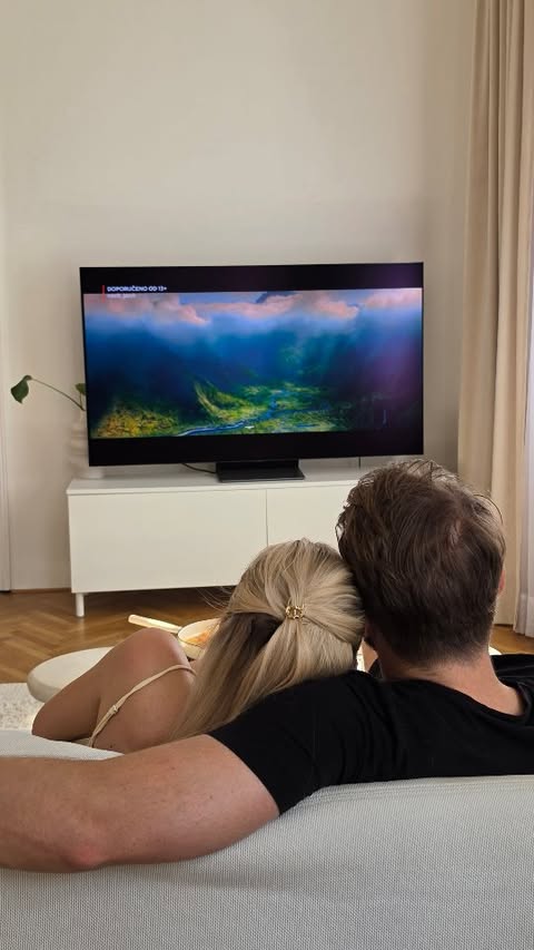 Instagram post by @anetjiskra for Samsung Česko a Slovensko. Caption reads: Dorazila nám televize z budoucnosti 🙊 Samsung....
