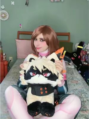 TikTok post by @anzuveca for PlushShop. Caption reads: [...] para un 5% de descuento 💖 Plush ➡️....
