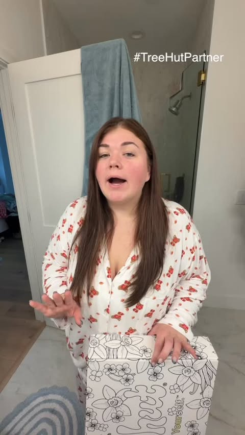 Instagram post by @the_samanthajo for Treehut. Caption reads: [...] all glowing up in the New Year with @treehut....