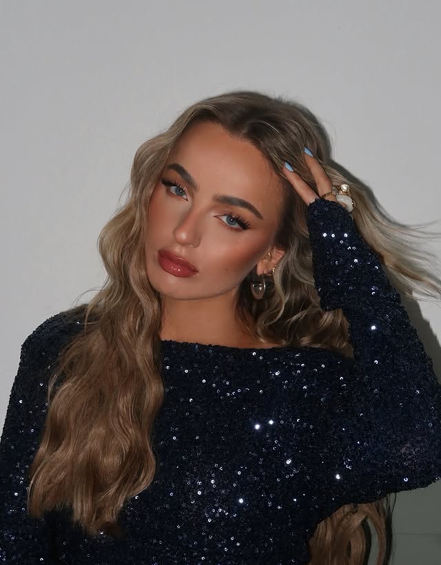 Instagram post by @bethanmccoy for Iconic. Caption reads: [...] everyone in the girls toilet🍸🍸🌃🌃....