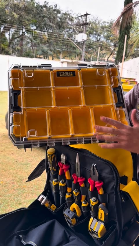 Instagram post by @felipeoeletricista for Stanley 1913. Caption reads: Mochila @stanley.brasil … uma mochila ímpar no....