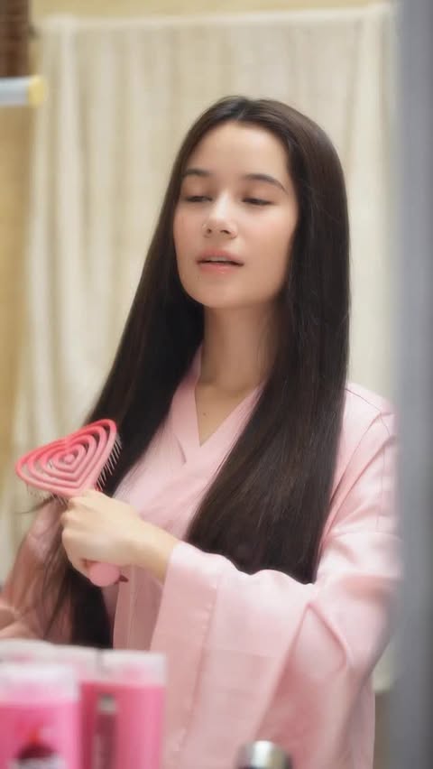 Instagram post by @reich.ra3 for Sunsilk. Caption reads: [...] that stays smooth and fragrant all day long!....