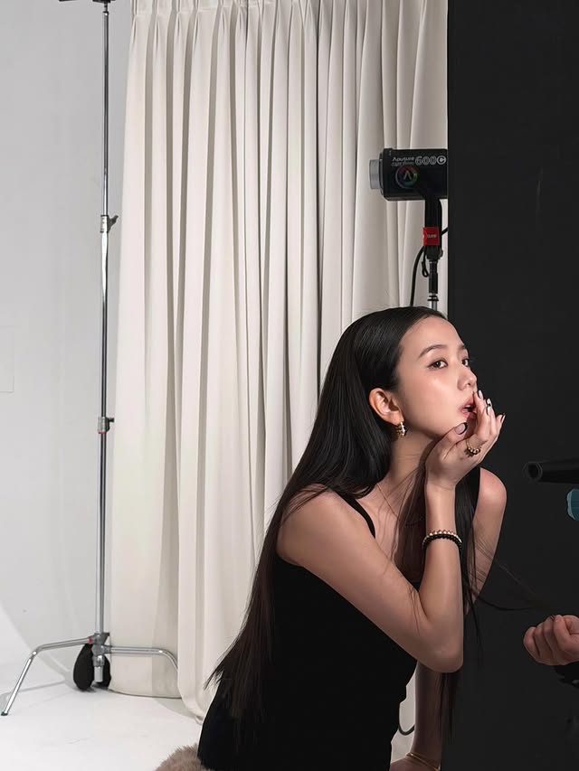 Instagram post by @sooyaaa__ for Cartier. Caption reads: 🖤 @Cartier #ClashdeCartier #까르띠에클래쉬.
