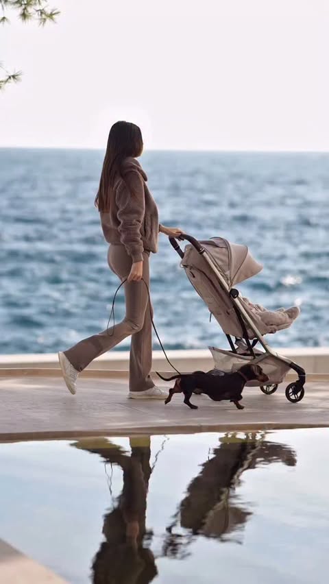 Instagram post by @kellypiquet for Maxi-Cosi. Caption reads: [...] that understands logistics. The new....