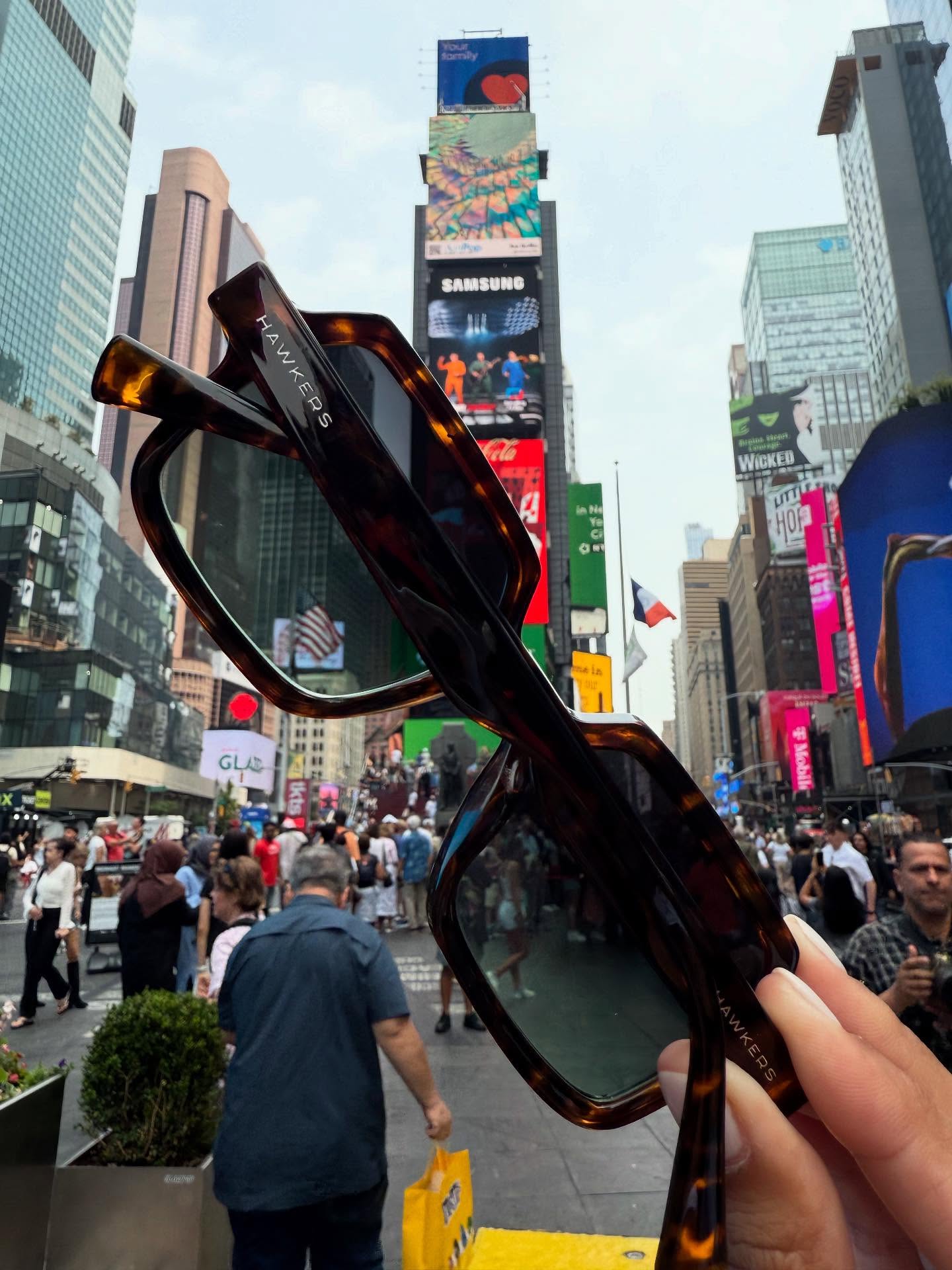 Instagram post by @mj.veiga for HAWKERS CO.. Caption reads: 🗽pero siempre con mis @hawkersco 😎 

MINIMAL MAX....