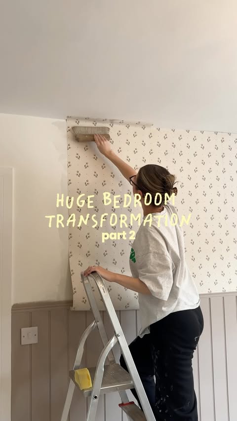 Instagram post by @louisesibley for Sandberg Wallpaper. Caption reads: [...] this room🌷🌿🥹 the paper is from....