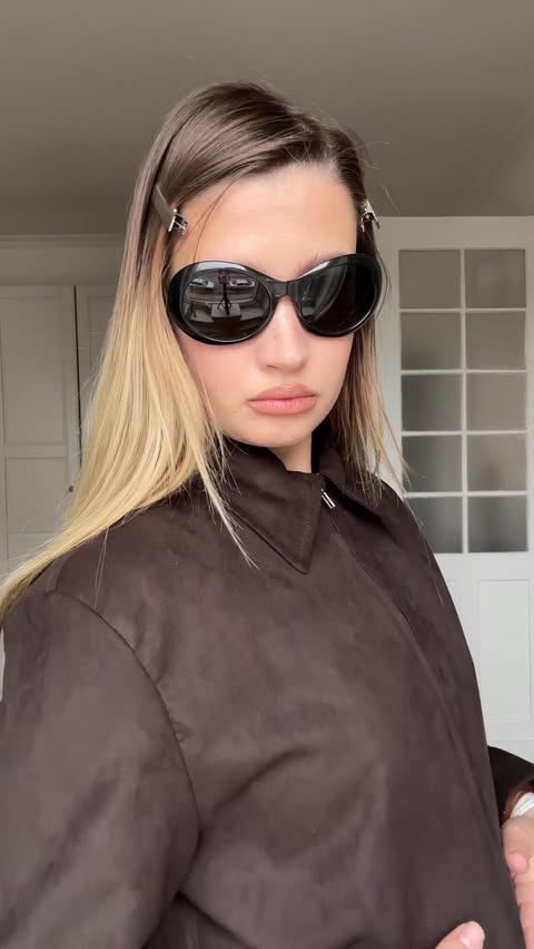 Instagram post by @elifmengutay for SUUD COLLECTION. Caption reads: [...] of the day
shirt, skirt and jacket....