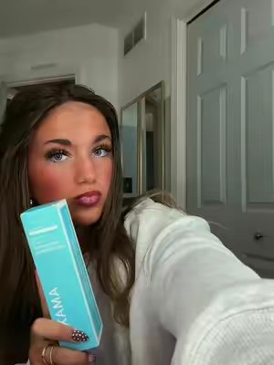 TikTok post by @izzyylarsen for Amaxy Beauty. Caption reads: [...] #dryshampoohairgel #hairproducts....