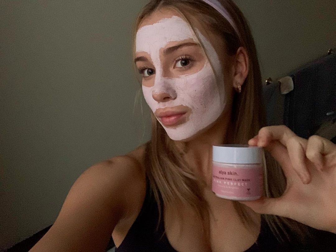 Instagram post by @siena.tainsh for Alya Skin. Caption reads: Thank you to @alyaskin for this face mask! Helping....