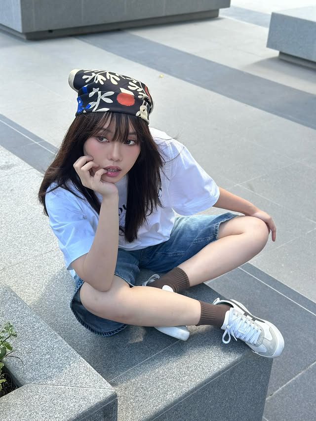 Instagram post by @miu.miusic for Onitsuka Tiger. Caption reads: Out for a walk 👟
@onitsukatigerofficial....