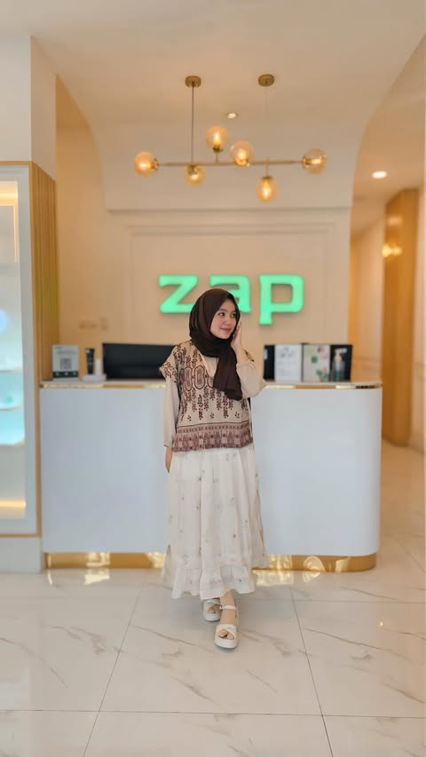 Instagram post by @dhiazpd for ZAP Clinic. Caption reads: ASMR Treatment at @zapdpmallsemarang 👀🤍‼️ Kali....