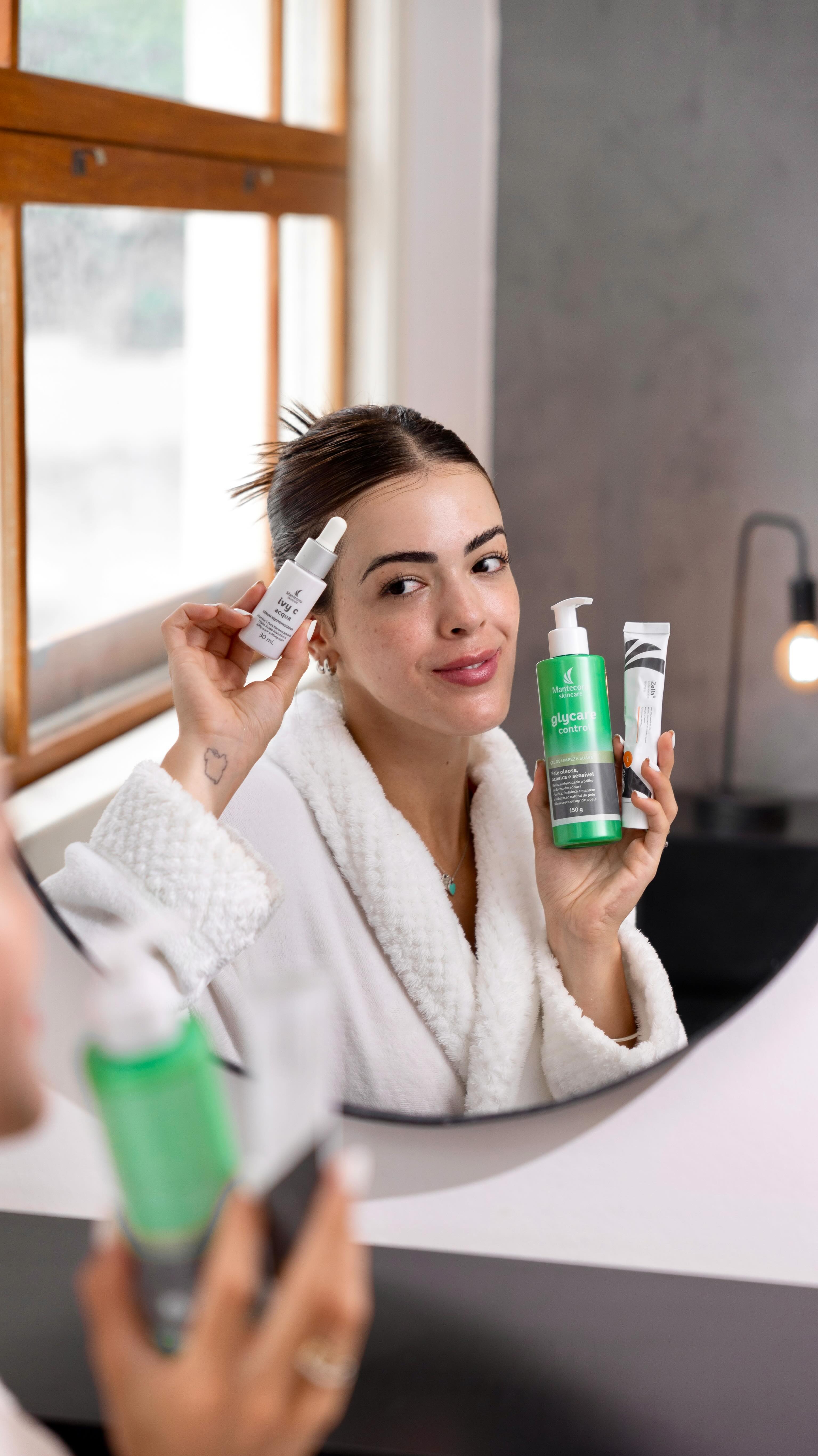 Instagram post by @biaoliveira_ for Mantecorp Skincare. Caption reads: Sobre a minha pele acneica, o que tem me ajudado a....