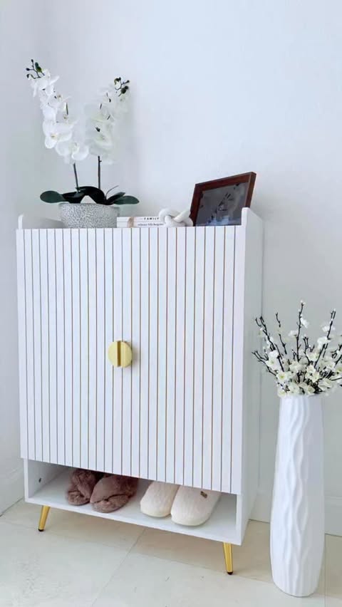 Instagram post by @busraalya for Tribesigns. Caption reads: [...] your entryway organized✨

Loving this....