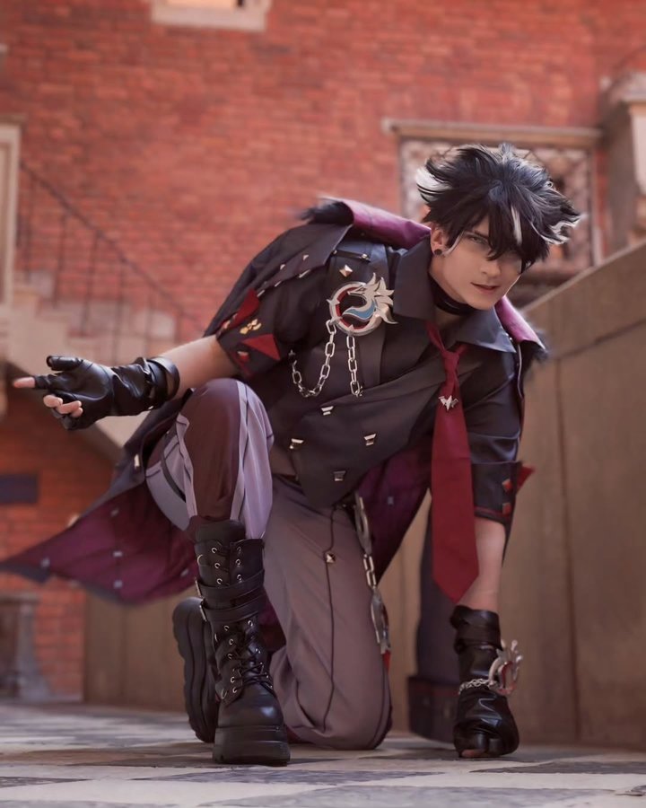 Instagram post by @simply.shiz for CosFun. Caption reads: [...] a decent shoot 🐺
As always - thank you....