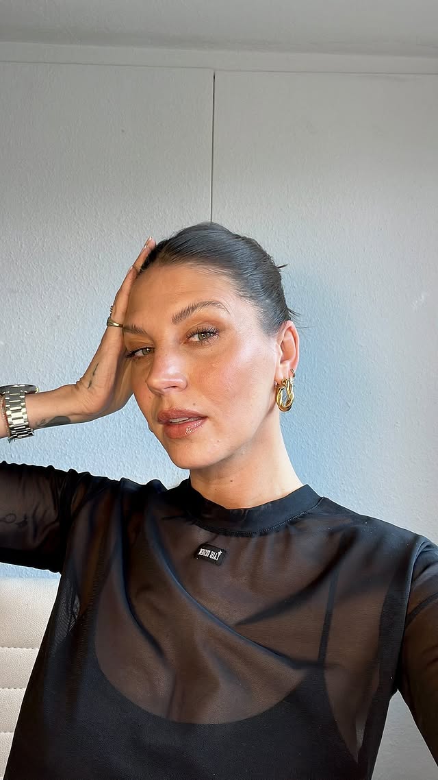 Instagram post by @annabell_weizel for MANHATTAN. Caption reads: [...] @jacksbeautyline glow foundation nr 4....