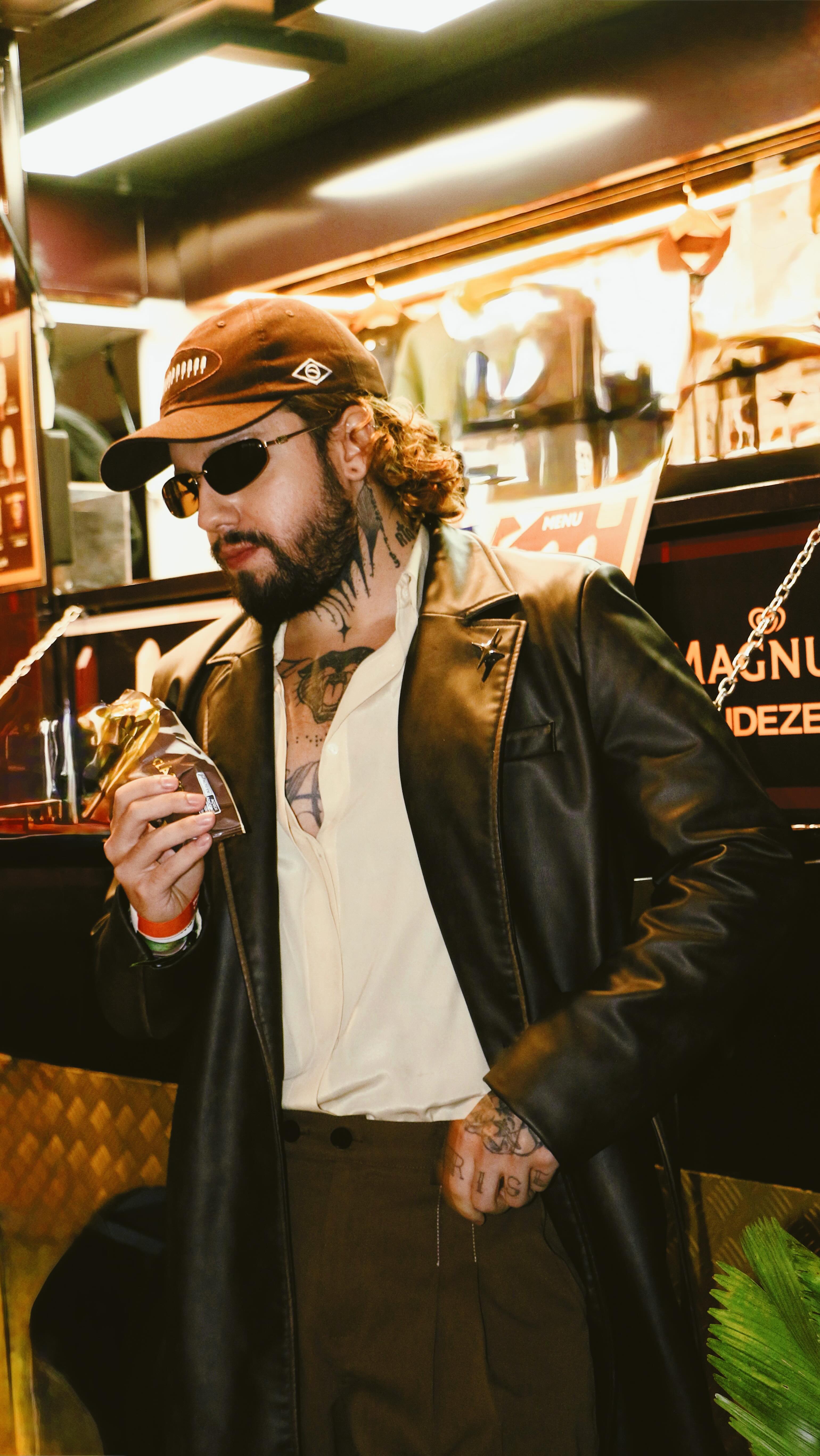 Instagram post by @riquev_ for Magnum Ice Cream. Caption reads: @magnumbr + @spfw 🤎.