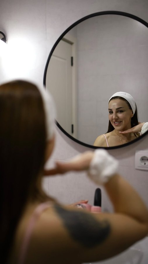 Instagram post by @dinnna________ for Filterbaby. Caption reads: [...] water = better skin 💧 Who knew?....