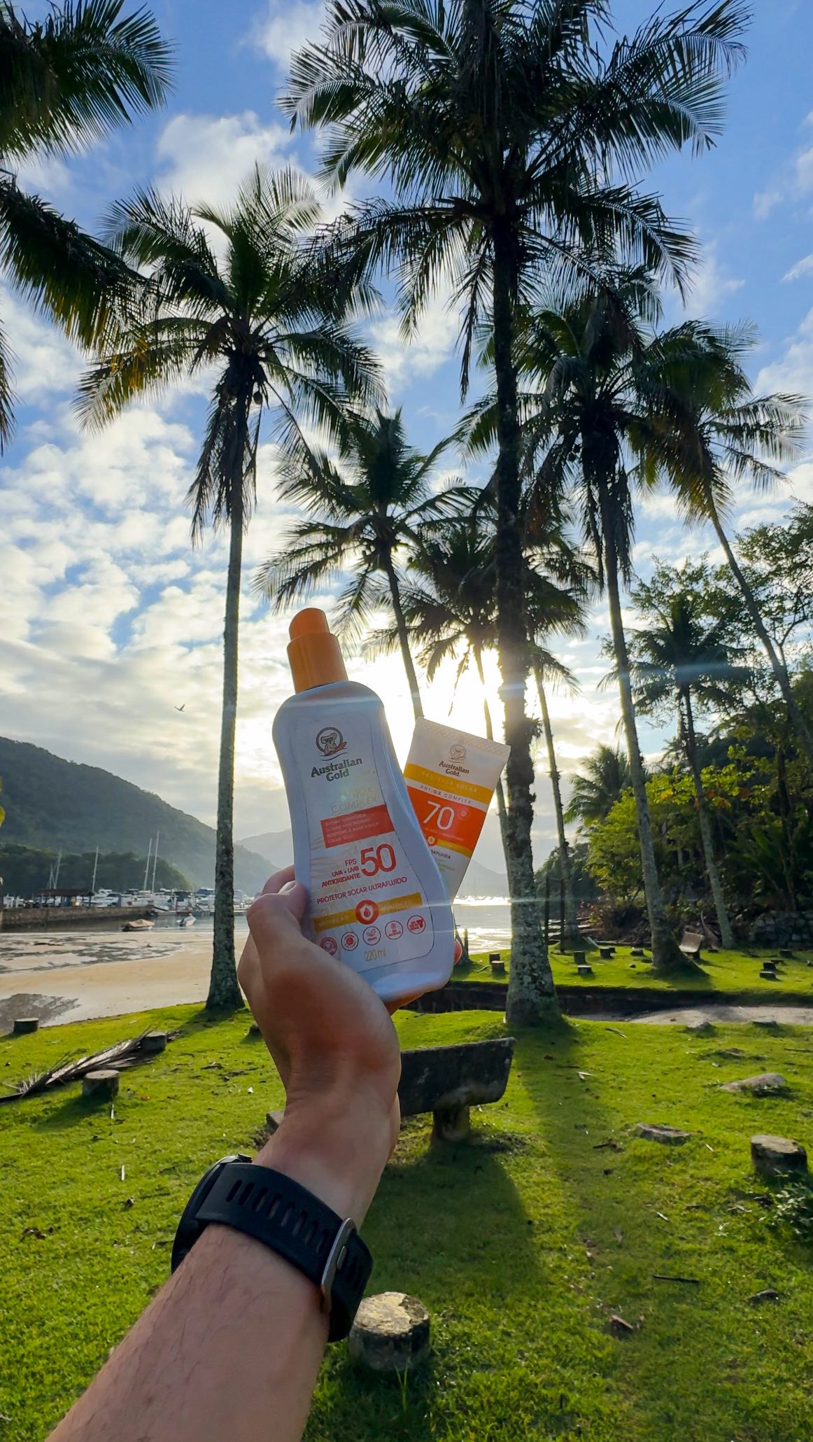 Instagram post by @vidacaicara.uba for Australian Gold. Caption reads: Dica para quem ama fazer uma atividade física....