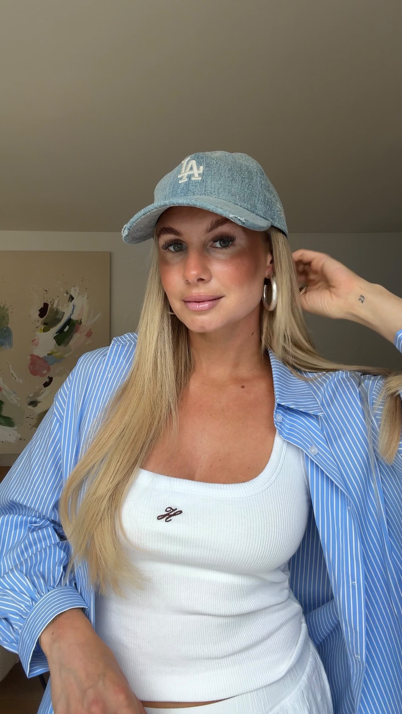 Instagram post by @sarahklefisch for Hernameis. Caption reads: Office OOTD🫧🤍

Top @hernameisthelabel 
Hemd....