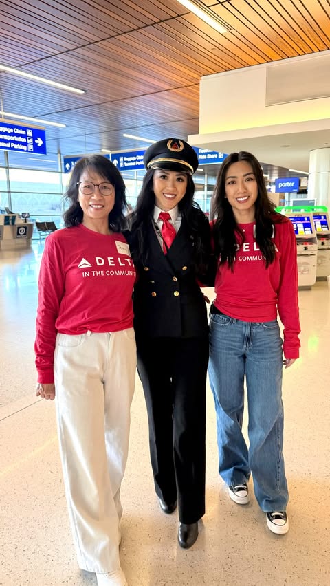 Instagram post by @angel.pilot for American Express. Caption reads: Part 1: Flight to the North Pole 👩🏻‍✈️✈️🎅🏻
PHX....