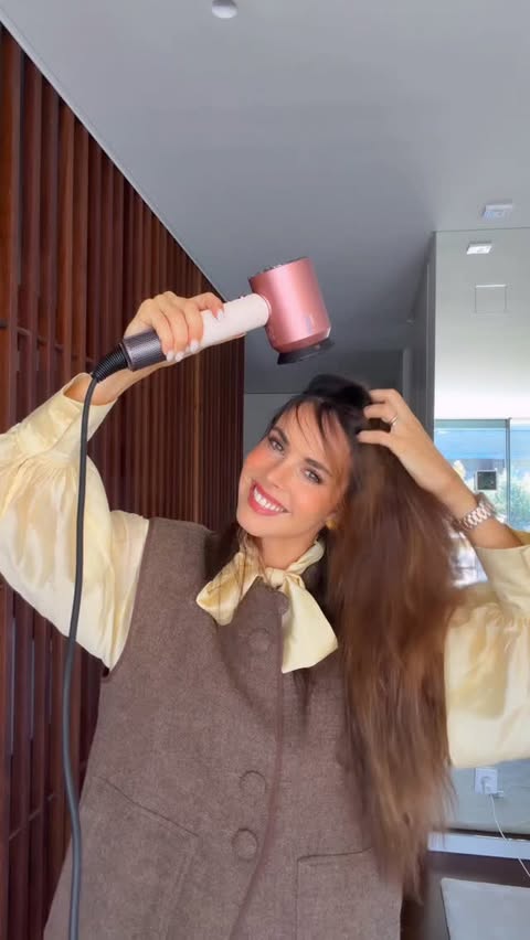 Instagram post by @categouveia for Dyson Portugal. Caption reads: E secarmos o cabelo em tempo record?! Yes! E sem....
