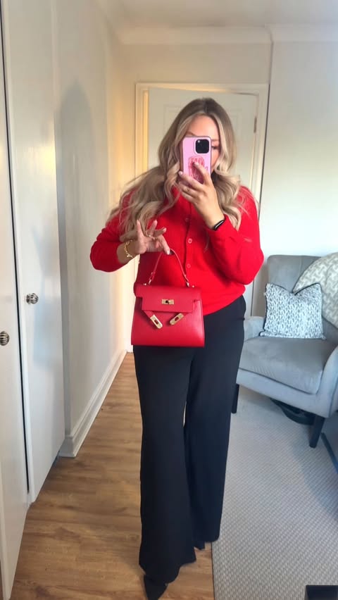 Instagram post by @laurenegerton for Carraig Donn. Caption reads: Christmas Eve ♥️✨

It’s also day 42/50 and today....